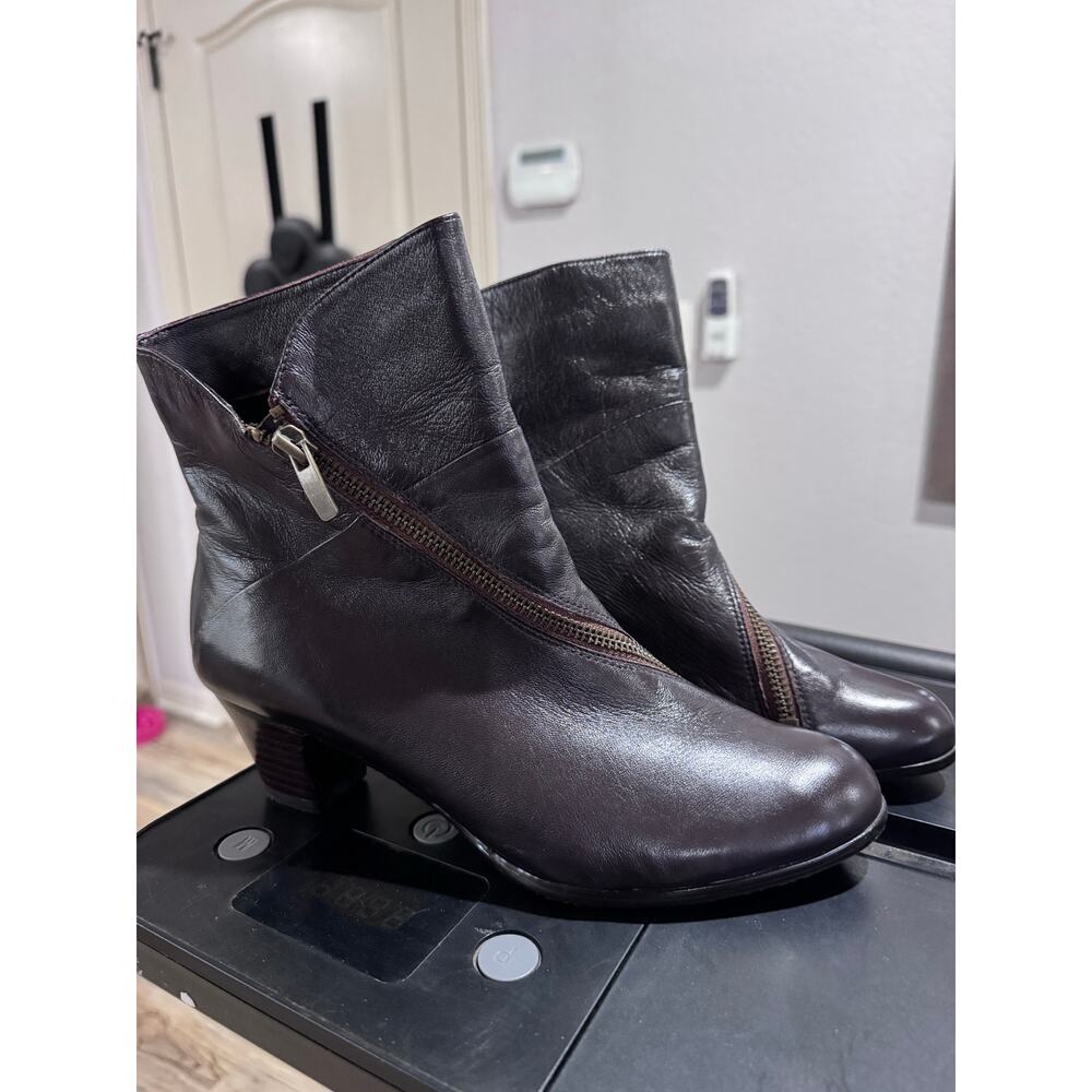 J. Renee Halo Brown Leather Ankle Boots – Size 7.5M